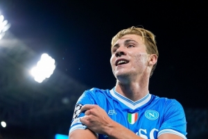 意媒编辑：霍伊伦深受球迷欢迎，孔蒂激励球员的方式让他很开心